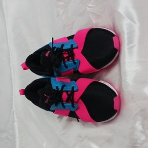 Tennis shoes